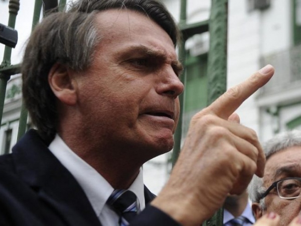 Na 1º folga na Presidência, Bolsonaro elege imprensa e PT como alvos nas redes