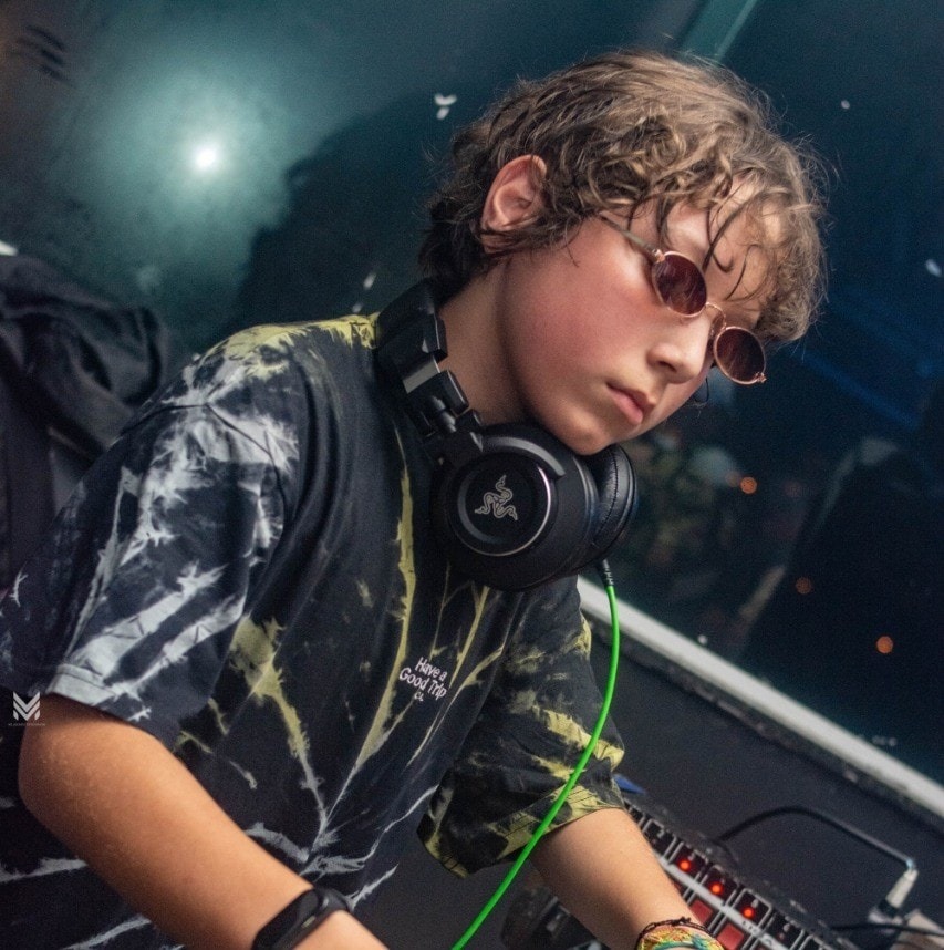 DJ Kallel curitibano , de apenas 11 anos , é o novo talento da música eletrônica.