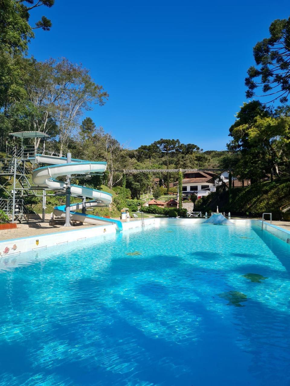 Piscinas de água mineral fazem da Estância Ouro Fino destino ideal para os dias de calor