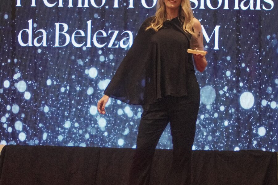 A Força da Mulher Madura na Passarela do Mar: O Estilo Alenoah