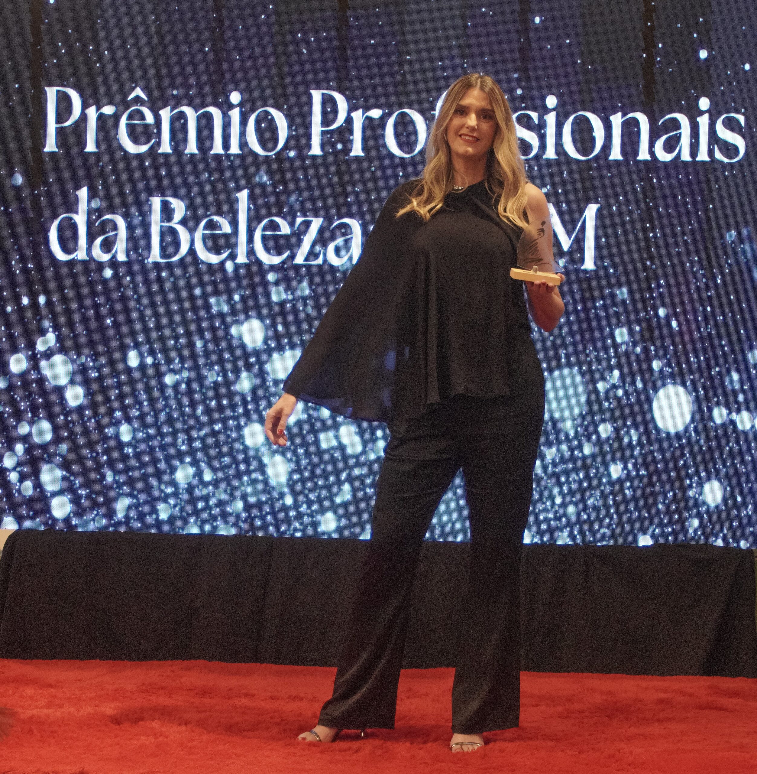 A Força da Mulher Madura na Passarela do Mar: O Estilo Alenoah